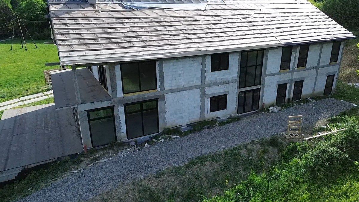 Realizacja Trendhomes z lotu ptaka – obiekt usługowy o dużej skali z aluminiową stolarką (Bieszczady)