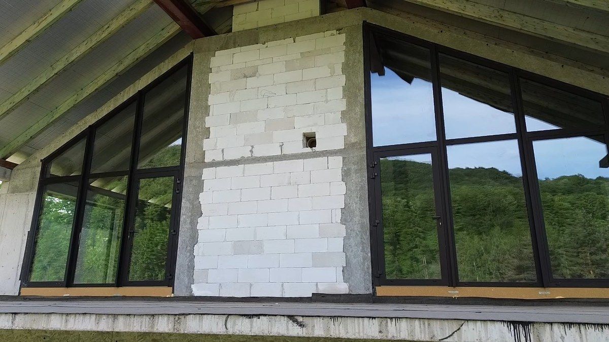 Szklany szczyt z wielkoformatową aluminiową stolarką – realizacja Trendhomes