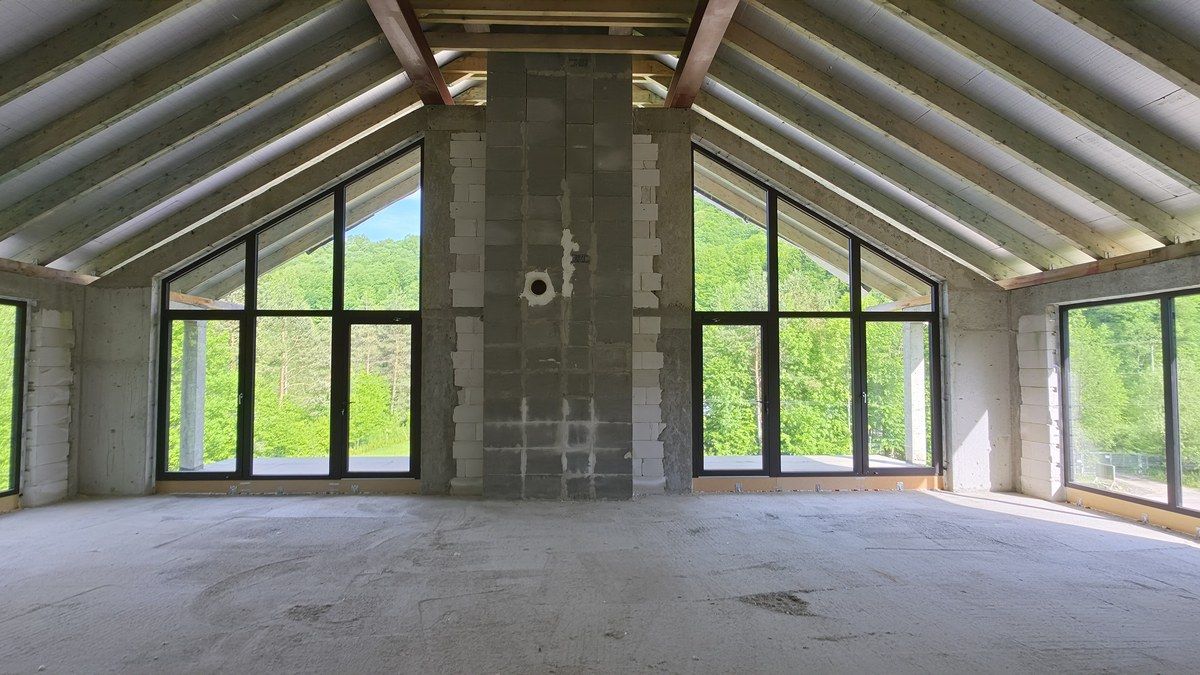 Panoramiczne przeszklenia od wewnątrz – stolarka aluminiowa w obiekcie usługowym