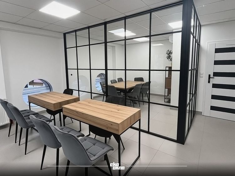 Realizacja – ściana szklana w biurze